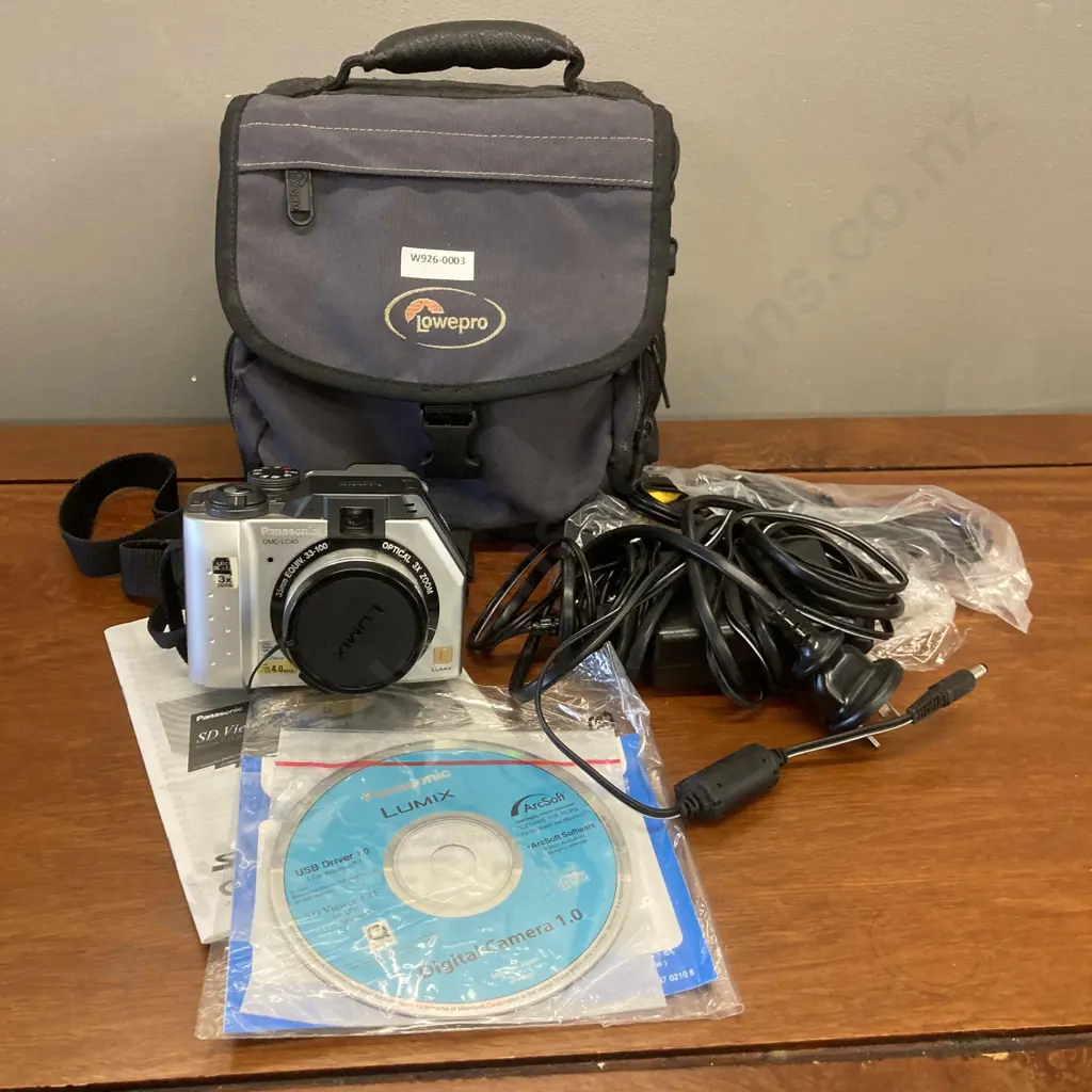 Panasonic LUMIX DMC-LC40 3.9MP Digital Camera 33-100 Leica Zoom, CD, Charger, LowePro Carry Bag Image 1++